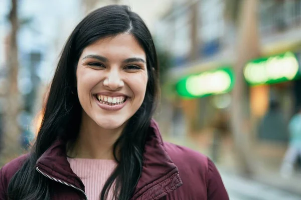 Ung Latinamerikansk Flicka Ler Lycklig Stående Vid Staden — Stockfoto