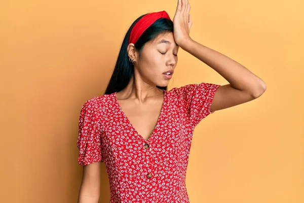 Jonge Chinese Vrouw Draagt Casual Kleding Verrast Met Hand Hoofd — Stockfoto