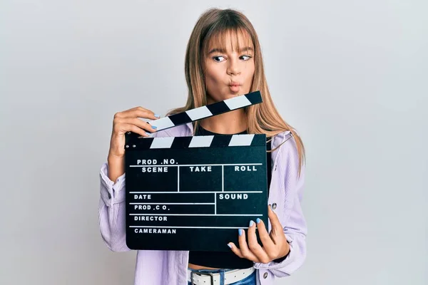 Tiener Kaukasisch Meisje Holding Video Film Klapbord Maken Vis Gezicht — Stockfoto