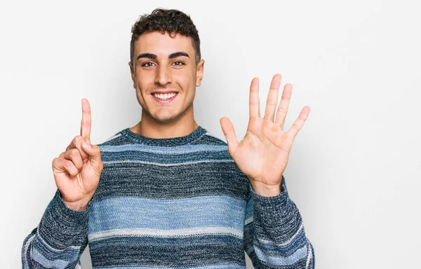 Spaanse Jongeman Draagt Casual Kleding Tonen Wijzen Met Vingers Nummer — Stockfoto