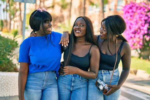 Tre Amici Afroamericani Sorridenti Felici Che Abbracciano Città — Foto Stock