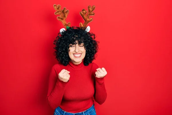 Mladá Žena Blízkého Východu Oblečená Roztomilých Vánočních Rohů Nadšená Úspěchu — Stock fotografie