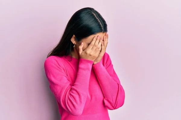 Junge Hispanische Frau Lässiger Kleidung Mit Traurigem Gesichtsausdruck Der Das — Stockfoto