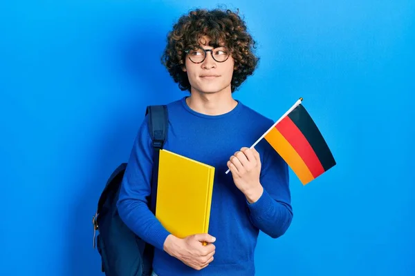 Красивый Молодой Человек Обменивается Студентом Держа Германский Флаг Улыбаясь Смотрит — стоковое фото