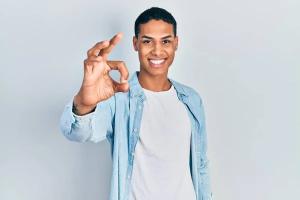 Jeune Homme Afro Américain Portant Des Vêtements Décontractés Souriant Positif — Photo