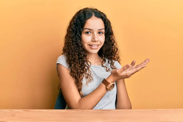 Teenager Hispanic Girl Wearing Casual Clothes Sitting Table Pointing Aside — Fotografia de Stock