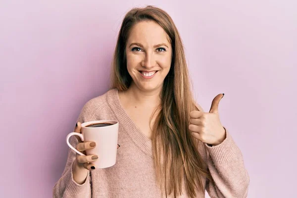 Mladá Blondýna Žena Pije Šálek Kávy Úsměvem Šťastný Pozitivní Palec — Stock fotografie