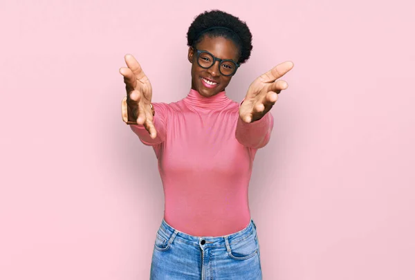 Ung Afrikansk Amerikansk Flicka Bär Casual Kläder Och Glasögon Tittar — Stockfoto