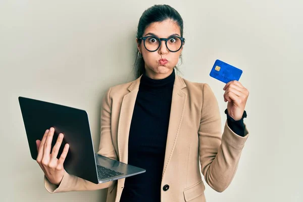 Young Hispanic Woman Wearing Business Style Holding Laptop Credit Card — Foto de Stock