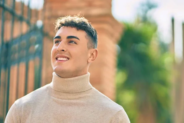 Joven Hispano Sonriendo Feliz Pie Ciudad — Foto de Stock