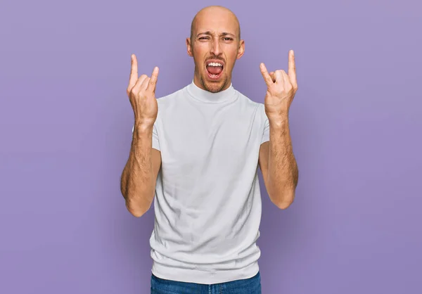 Bald Man Beard Wearing Casual White Shirt Shouting Crazy Expression — ストック写真