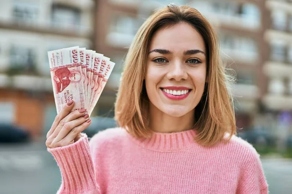 Gadis Muda Kaukasia Tersenyum Bahagia Memegang Uang Kertas Irlandia Kronur — Stok Foto