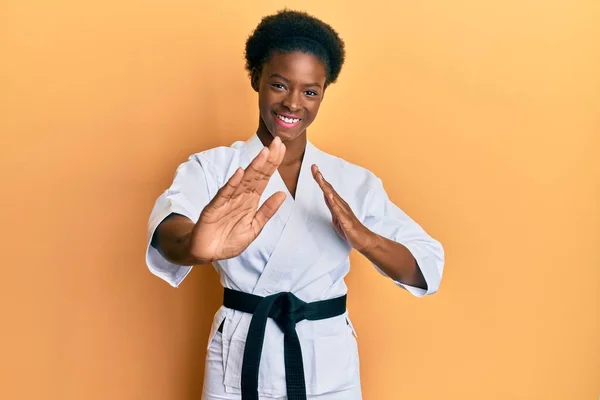 Young African American Girl Wearing Karate Kimono Black Belt Smiling — Stockfoto