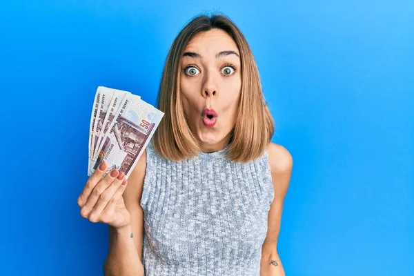 Young Caucasian Blonde Woman Holding Egyptian Pounds Banknotes Scared Amazed — Photo