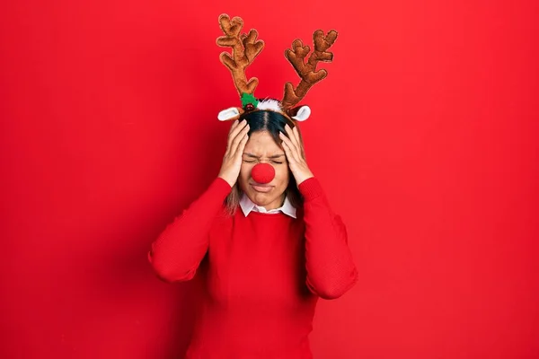 Красивая Латиноамериканка Рождественской Шляпе Оленя Красном Носу Страдает Головной Боли — стоковое фото