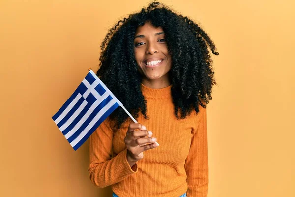 African American Woman Afro Hair Holding Greece Flag Looking Positive — Stock fotografie