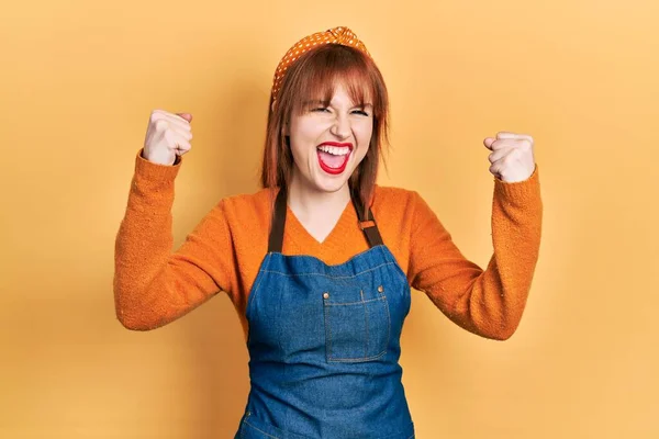 Rothaarige Junge Frau Schürze Schreit Stolz Feiert Sieg Und Erfolg — Stockfoto