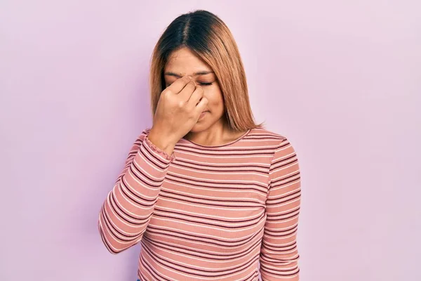 Schöne Hispanische Frau Trägt Lässig Gestreiften Pullover Müde Reiben Nase — Stockfoto