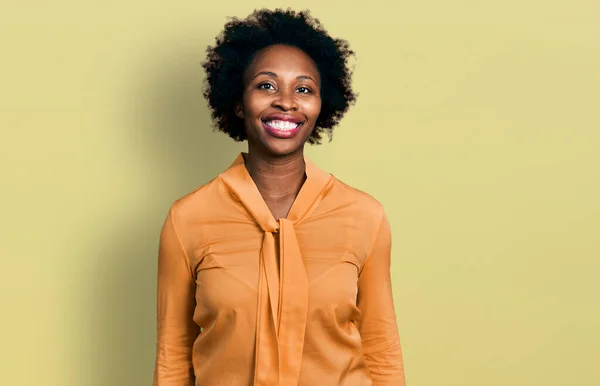 Африканская Американка Афроволосами Элегантной Рубашке Выглядит Позитивно Счастливо Стоя Улыбаясь — стоковое фото