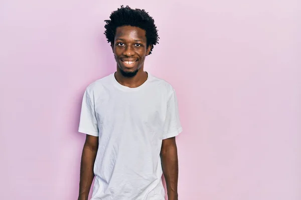 顔に幸せとクールな笑顔でカジュアルな白いTシャツを着た若いアフリカ系アメリカ人男性 運のいい人 — ストック写真