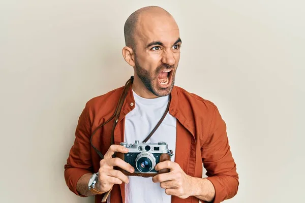 Young Hispanic Man Holding Vintage Camera Angry Mad Screaming Frustrated — Stock fotografie