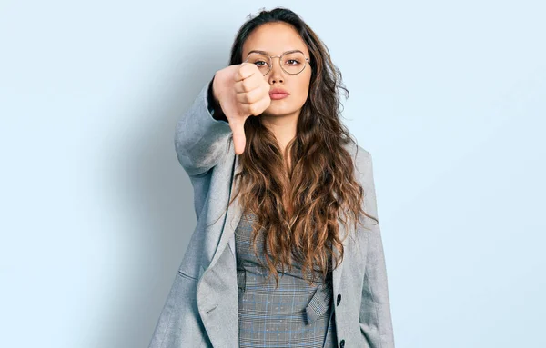 Ung Latinamerikansk Flicka Klädd Affärskläder Och Glasögon Ser Olycklig Och — Stockfoto