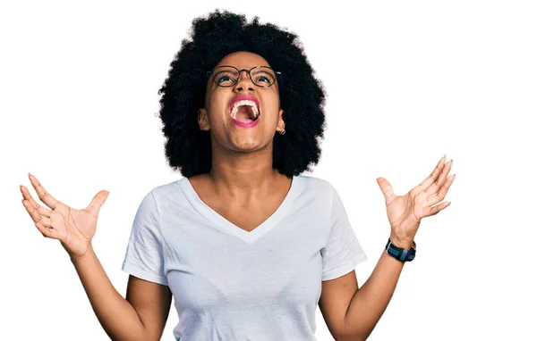 Mladá Afroameričanka Neformální Bílé Tričko Bláznivě Šíleně Křičela Křičela Agresivním — Stock fotografie