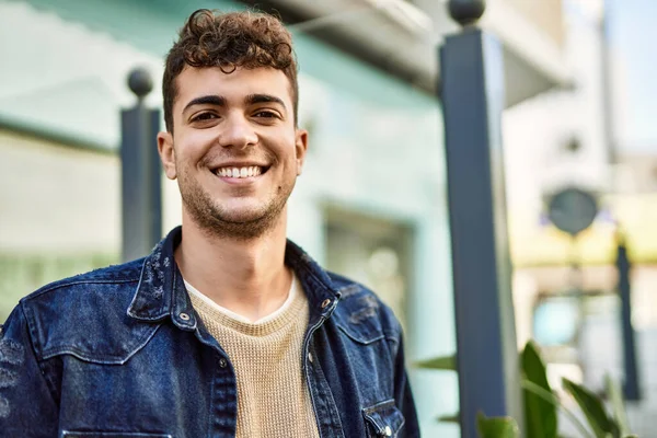 Joven Hispano Sonriendo Feliz Pie Ciudad —  Fotos de Stock