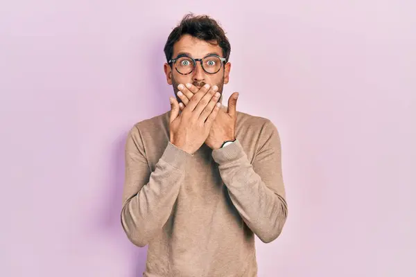 Homem Bonito Com Barba Vestindo Camisola Gola Alta Óculos Chocado — Fotografia de Stock