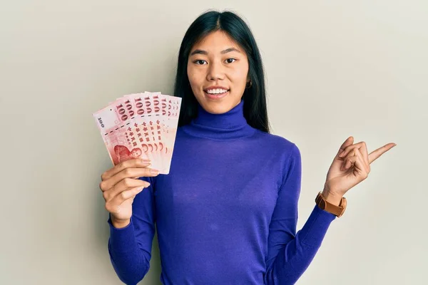 Young Chinese Woman Holding 100 New Taiwan Dollars Banknotes Smiling — Fotografia de Stock