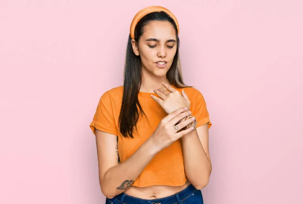手や指に痛みを伴うカジュアルな服を着て若いヒスパニック系の女性 関節炎の炎症 — ストック写真