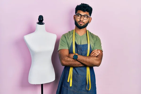 Hombre Árabe Con Barba Modista Diseñador Usando Delantal Atelier Sonriendo — Foto de Stock