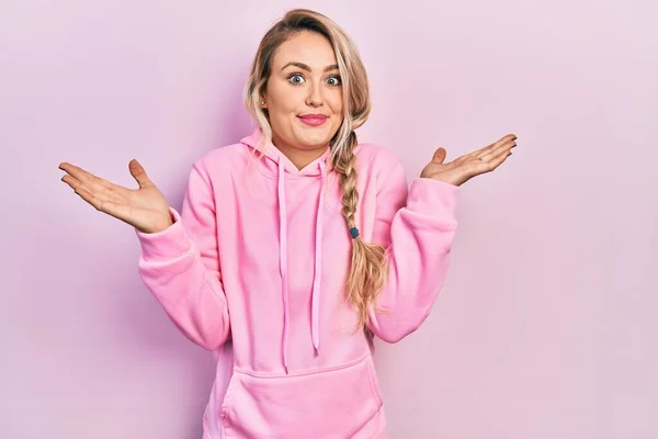 Schöne Junge Blonde Frau Rosa Sweatshirt Ahnungslos Und Verwirrt Mit — Stockfoto