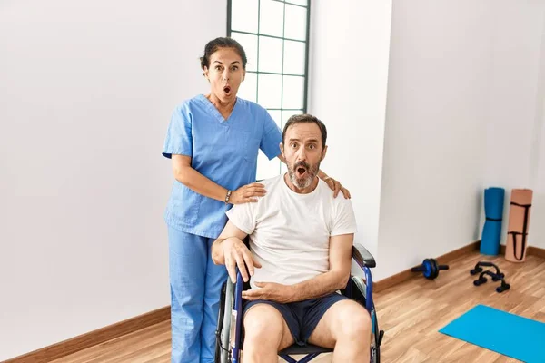 Homem Hispânico Meia Idade Sentado Cadeira Rodas Enfermeira Clínica Reabilitação — Fotografia de Stock
