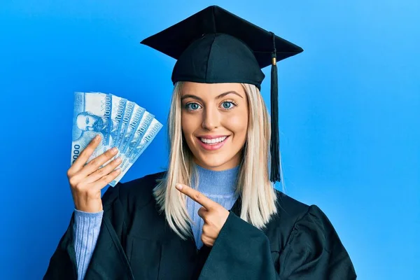Schöne Blonde Frau Mit Diplommütze Und Zeremoniengewand Die Chilenische Pesos — Stockfoto