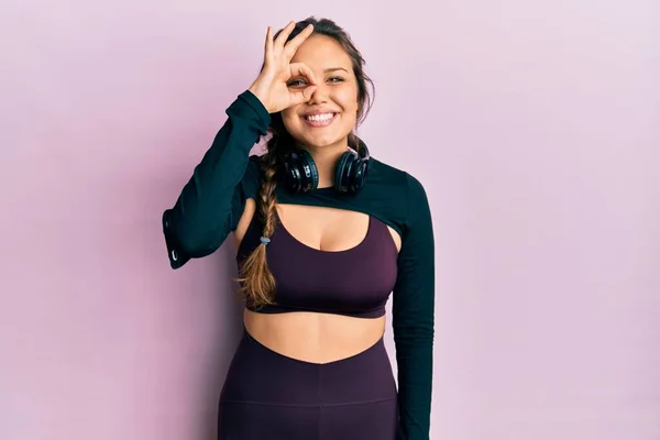 Ung Latinamerikansk Flicka Bär Sportkläder Och Hörlurar Gör Gest Med — Stockfoto