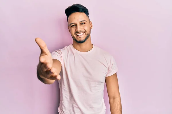 Jovem Árabe Vestindo Roupas Casuais Sorrindo Amigável Oferecendo Aperto Mão — Fotografia de Stock