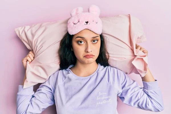 Bella Donna Mediorientale Con Maschera Del Sonno Pigiama Che Dorme — Foto Stock