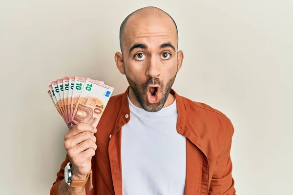 Junger Hispanischer Mann Mit Einem Bündel Euro Banknoten Der Hand — Stockfoto