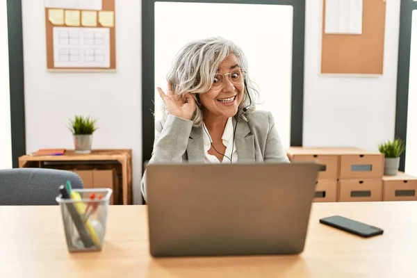 Middle Age Businesswoman Sitting Desk Working Using Laptop Office Smiling — Photo