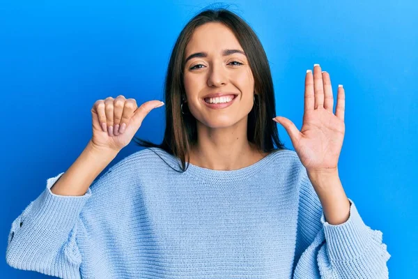 Jong Latino Meisje Dragen Casual Kleding Tonen Wijzen Met Vingers — Stockfoto