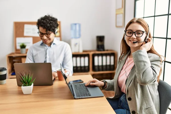 Dwóch Agentów Call Center Uśmiechniętych Pracy Biurze — Zdjęcie stockowe