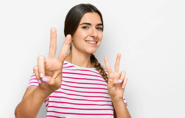 Mulher Hispânica Jovem Vestindo Roupas Casuais Sorrindo Olhando Para Câmera — Fotografia de Stock