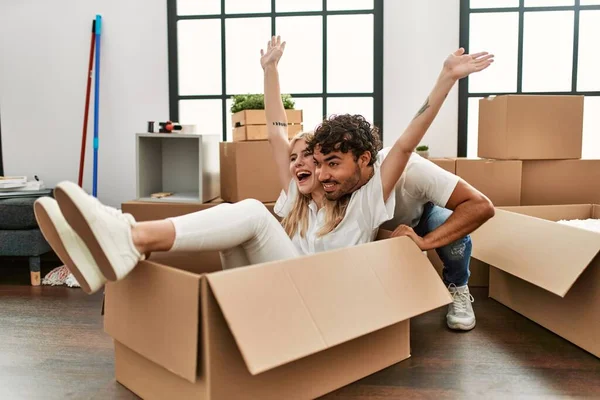 Jovem Casal Bonito Sorrindo Feliz Jogando Usando Caixa Papelão Como — Fotografia de Stock