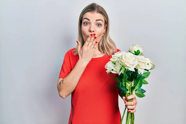 Mooie Blanke Vrouw Met Boeket Witte Bloemen Die Mond Bedekken — Stockfoto