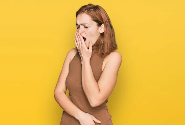 Gündelik Giysiler Giyen Genç Beyaz Kadın Ağzıyla Ağzını Kapatmaktan Sıkılmış — Stok fotoğraf