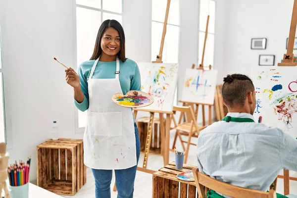 Joven Pareja Pintores Latinos Sonriendo Feliz Pintura Estudio Arte —  Fotos de Stock