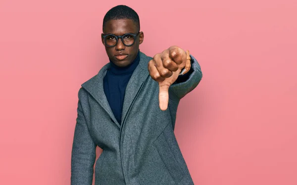 ビジネス用の服や眼鏡を身に着けている若いアフリカ系アメリカ人の男性は 親指の下のジェスチャーで拒絶と否定を示す不幸で怒っている 悪い表現 — ストック写真
