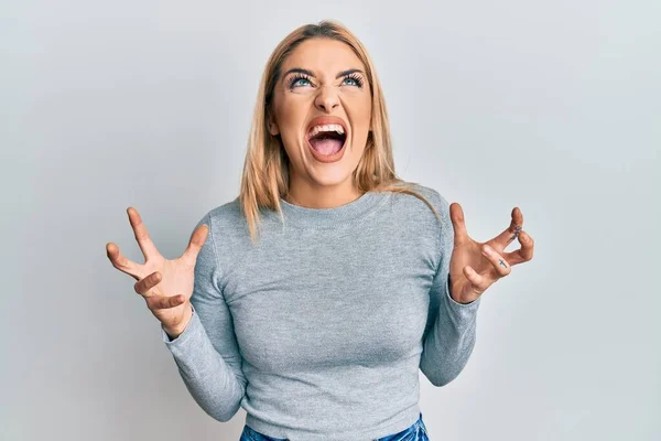 Mujer Caucásica Joven Con Ropa Casual Loca Loca Gritando Gritando — Foto de Stock