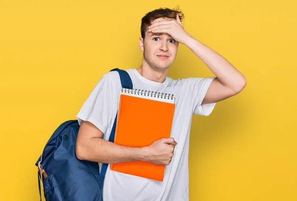 Joven Hombre Caucásico Usando Mochila Estudiante Sosteniendo Libros Estresados Frustrados — Foto de Stock